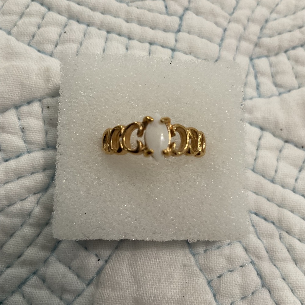 18K Elegant Gold and White Women's Ring Size 6 - Picture 6 of 8